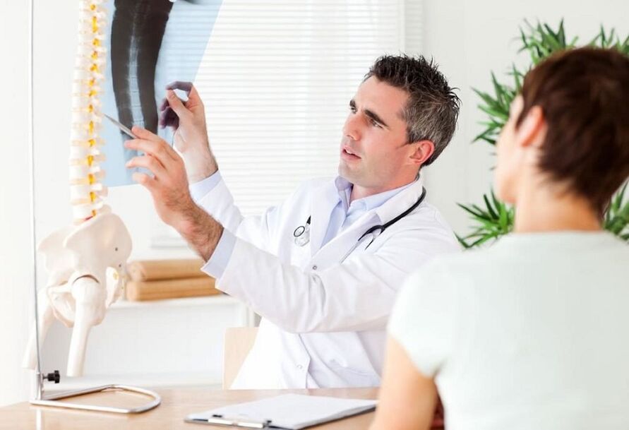 Doctors take X-rays to diagnose thoracic osteoarthritis